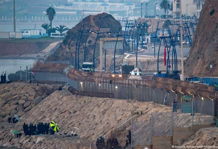 España y Marruecos refuerzan seguridad en Ceuta ante llamados para un nuevo intento de cruce masivo de la frontera