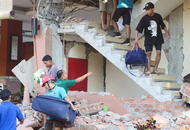 Casi 40 personas mueren tras terremoto de magnitud 7,7 en Indonesia
