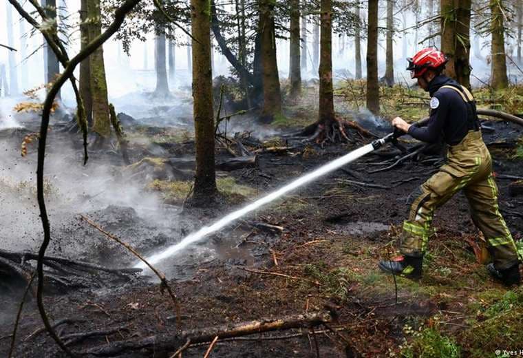Mayor incendio de la historia de Bélgica sigue activo