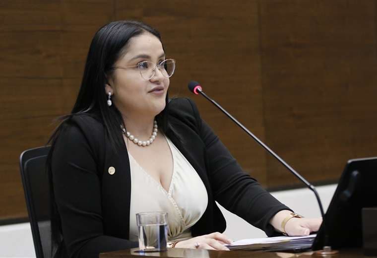 Tribunal declara en rebeldía a exministra Joselyn Chacón y ordena su captura