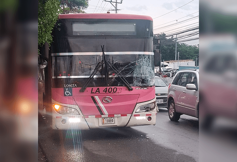 Tiroteo en plena hora pico deja un muerto y un oficial de Tránsito herido en La Uruca