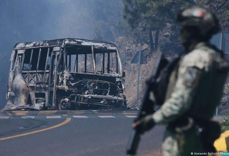Captura de nueve narcos desata bloqueos y quema de vehículos en México