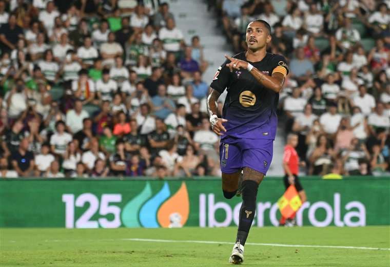Campeón Barcelona golea al Elche en su estreno liguero