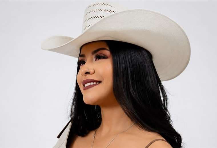 'Corazón y colmillo': Cinthia Arévalo transforma las heridas del amor en su nueva canción