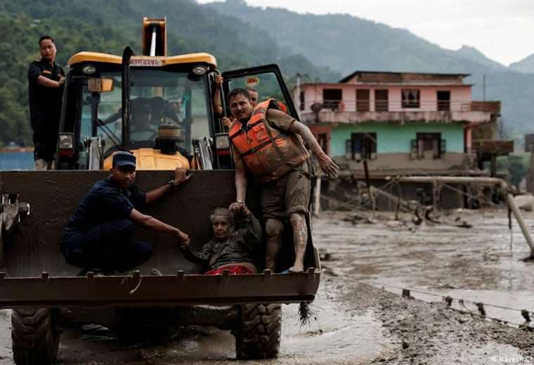 Casi 400 personas están desaparecidas tras inundaciones en Nepal