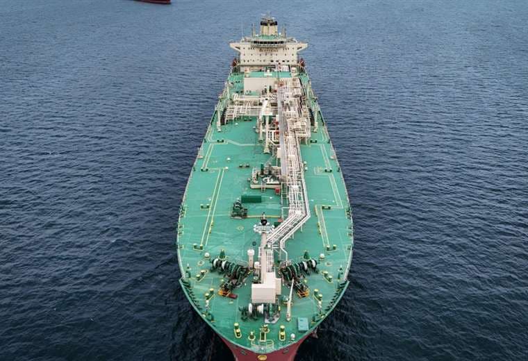Buque paga récord de $5,3 millones por cruzar el canal de Panamá
