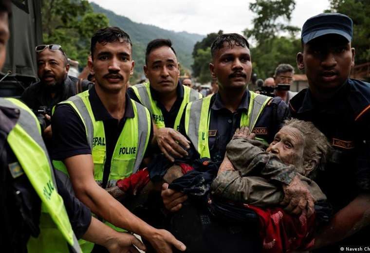 Número de desaparecidos tras inundaciones en Nepal se eleva drásticamente a más de 1.900
