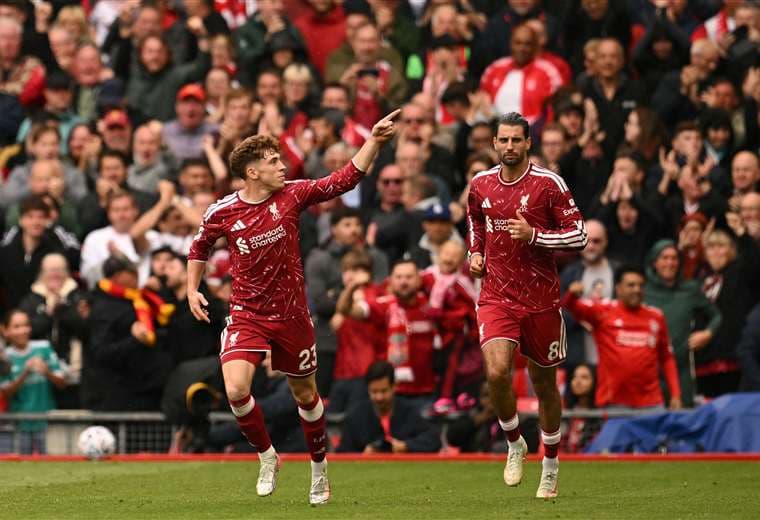 Muñoz salva al Liverpool en estreno de Iraola en Anfield