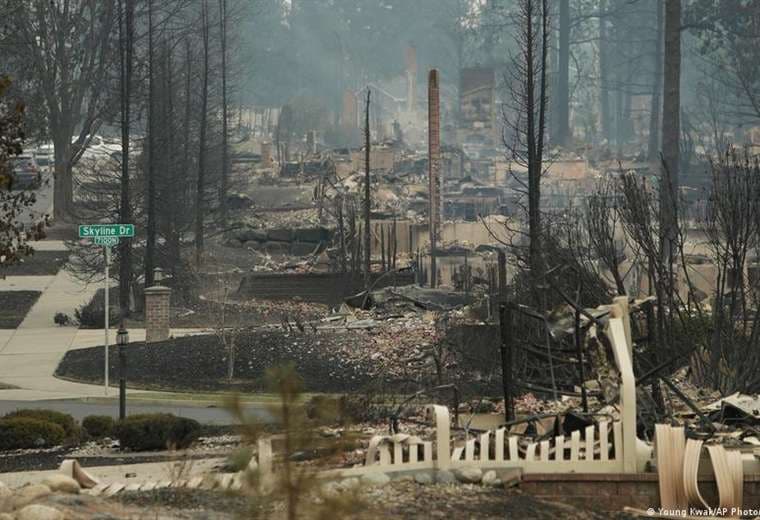 Voraces incendios forestales arrasan ciudad del noroeste de EE. UU.