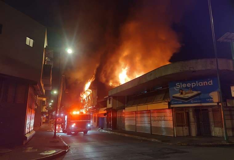 Bomberos aún trabajan para apagar por completo incendio en San José tras 13 horas de iniciado