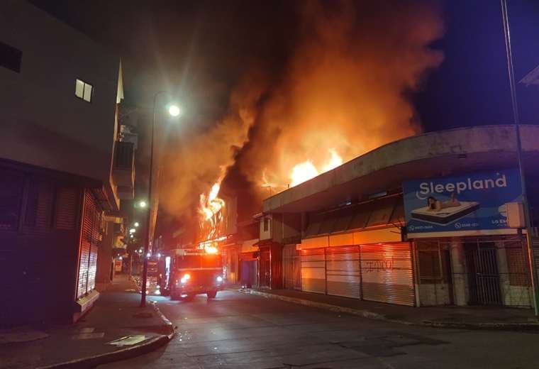 Bomberos atiende incendio de grandes proporciones en el corazón de San José 