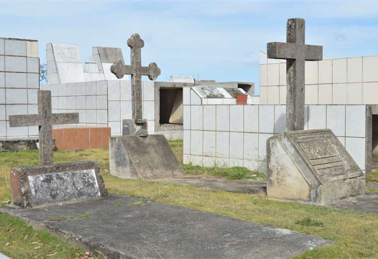 Anuncian exhumación de 38 nichos en cementerio municipal de La Cruz