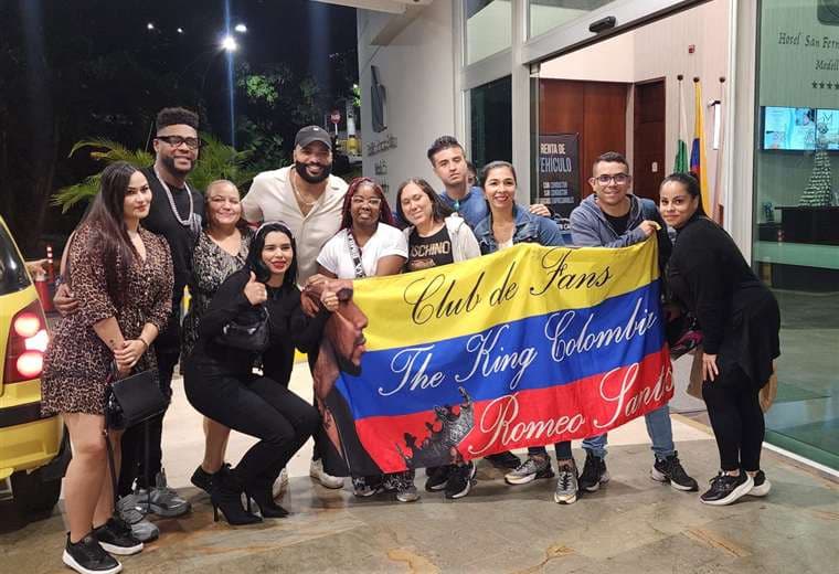 17 conciertos y miles de dólares: 'Fan' tica ha seguido a Romeo Santos por el mundo