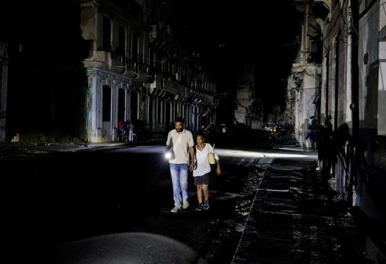 Mal tiempo en Cuba frena reconexión eléctrica tras apagón