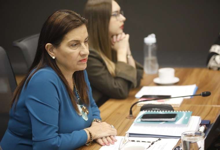 Proyecto plantea eliminar colegiatura obligatoria a médicos y abogados del sector público