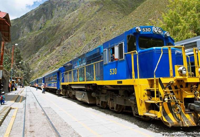 Incendio forestal obliga a suspender trenes a Machu Picchu