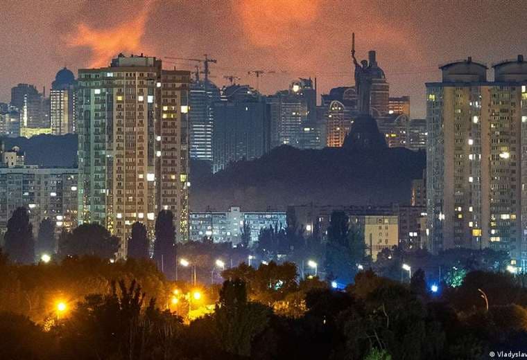 Una decena de explosiones en Kiev tras alerta por misiles balísticos