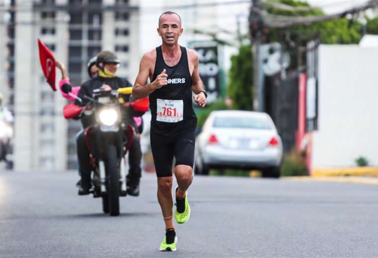 Juan Carlos Badilla vuelve a ganar la Media Maratón La Paz a sus 40 años