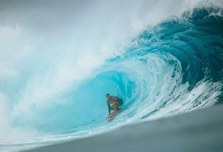Brisa Hennessy avanza a semifinales en Fiji y se acerca al puesto 16 de la WSL