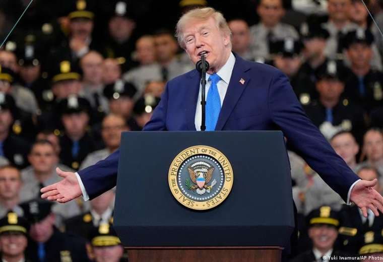 Trump amenaza a Irán con castigo "mucho más duro" si responde a sus ataques