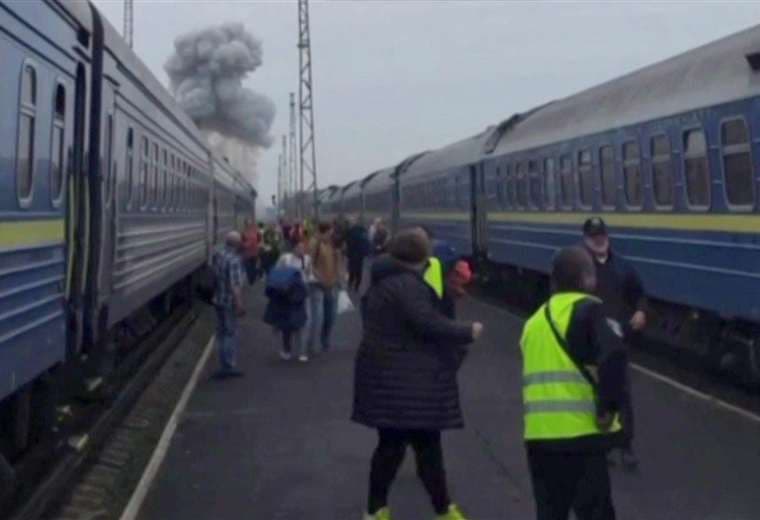 Rusia ataca tren ucraniano poco después de que Boris Johnson y altos funcionarios europeos abandonaran estación