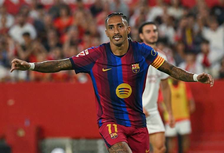 Triplete de Raphinha impulsa al Barcelona a un pleno de siete victorias