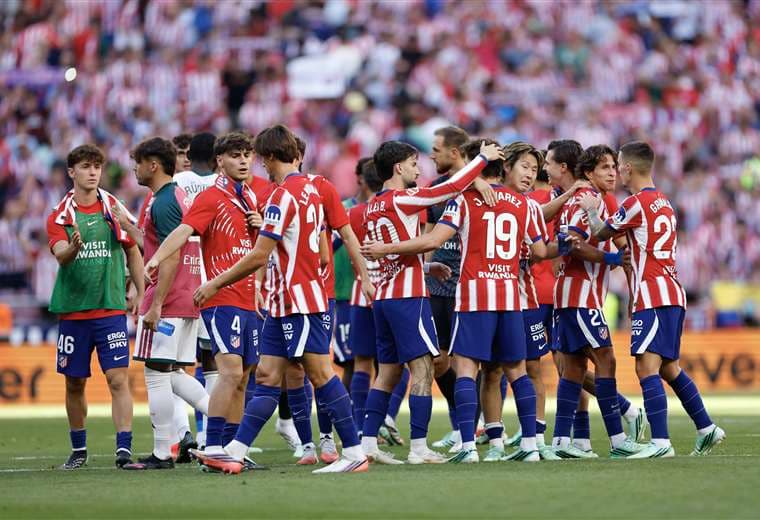 Real Madrid cae en tenso derbi contra el Atlético y deja escapar al Barcelona
