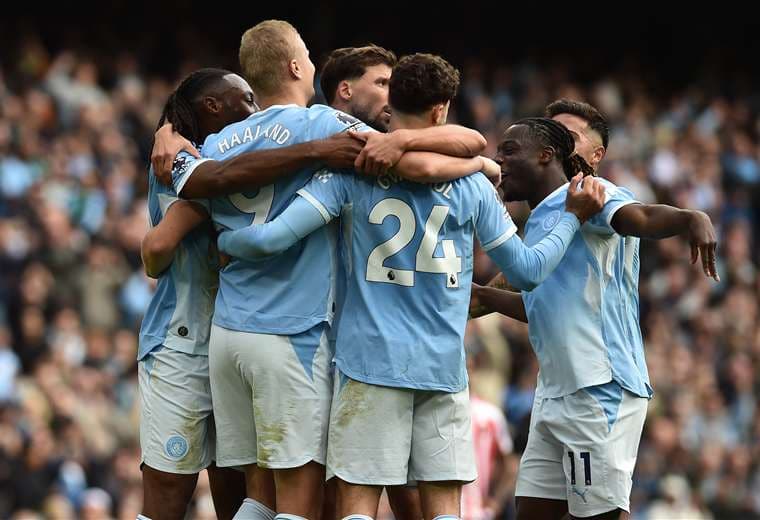 City sobrevive a un partido loco y lidera en solitario la Premier League