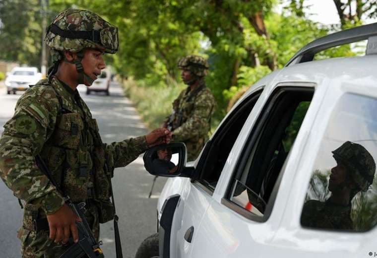 Presidente de Colombia ordena militarizar Santa Marta ante ola de violencia narco