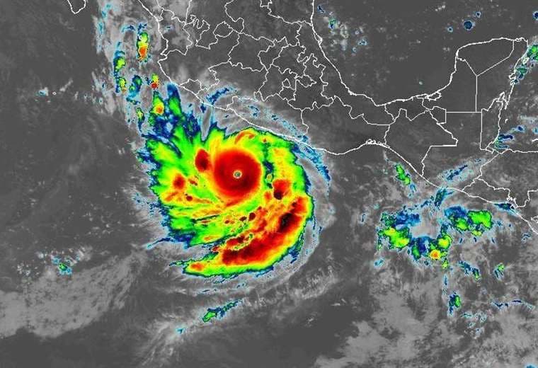 Huracán Polo alcanza categoría 5 en tiempo récord y amenaza costas de México