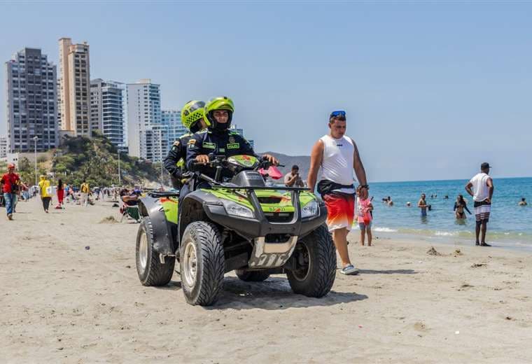 Fuerzas colombianas intentan restablecer el orden tras violencia narco en ciudad turística de Santa Marta