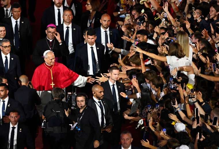 "¡Viva León!", las calles de París vibran con el papa