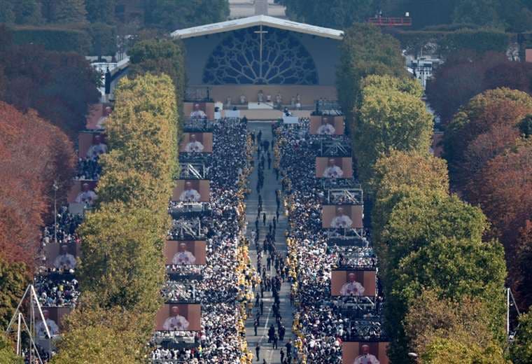 León XIV oficia una misa gigante en los Campos Elíseos de París
