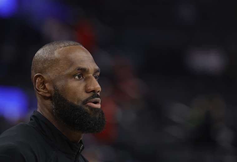LeBron dice que encontrar la química adecuada en Filadelfia "llevará tiempo"