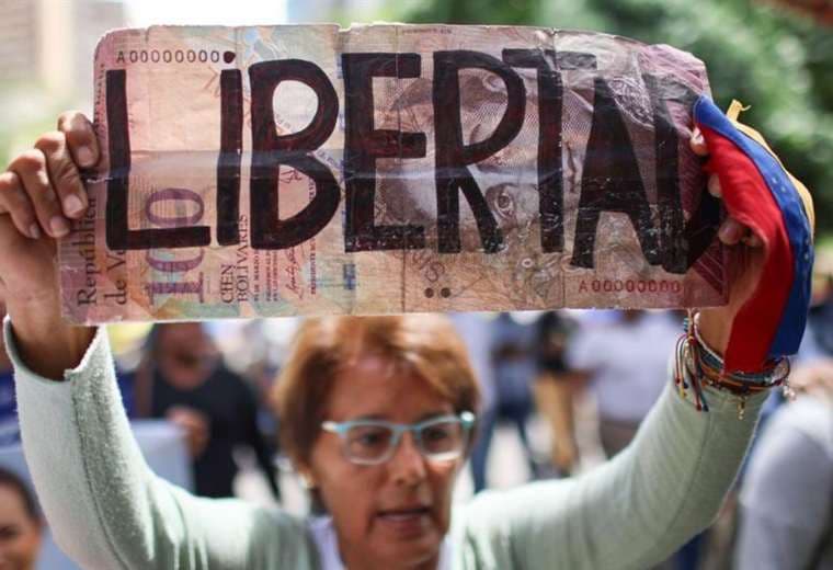 Venezuela libera a decenas de presos políticos mientras aumenta presión para que gobierno convoque elecciones