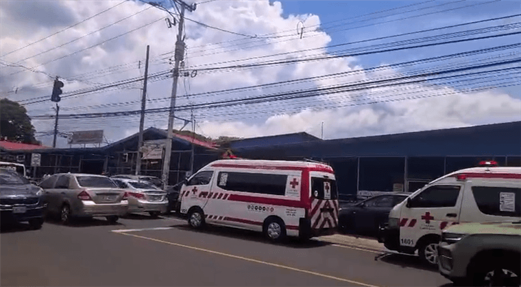 Más de 30 estudiantes terminan en el hospital por aparente intoxicación alimentaria en Alajuela