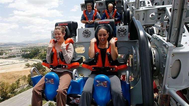 Parque de atracciones Six Flags California clausura montaña rusa X2 tras cientos de denuncias de lesiones cerebrales