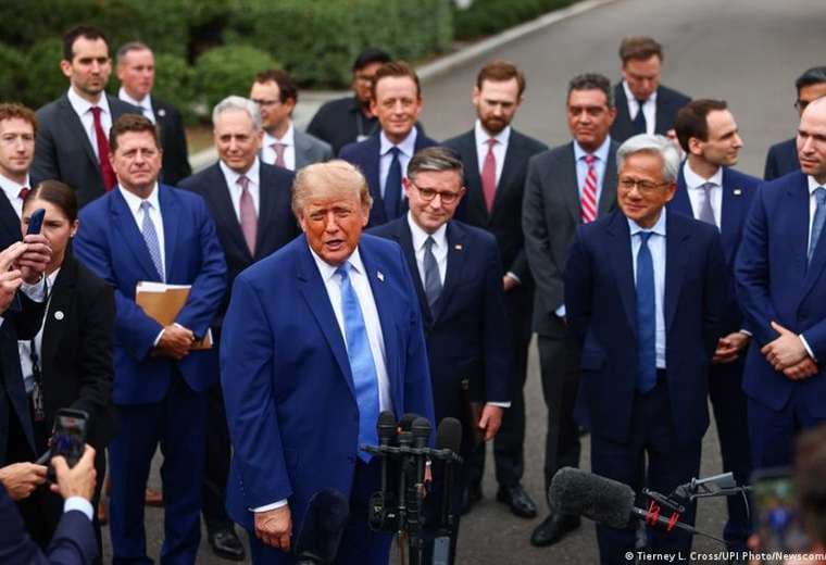 Trump asegura que las empresas de IA aceptaron "autorregularse"