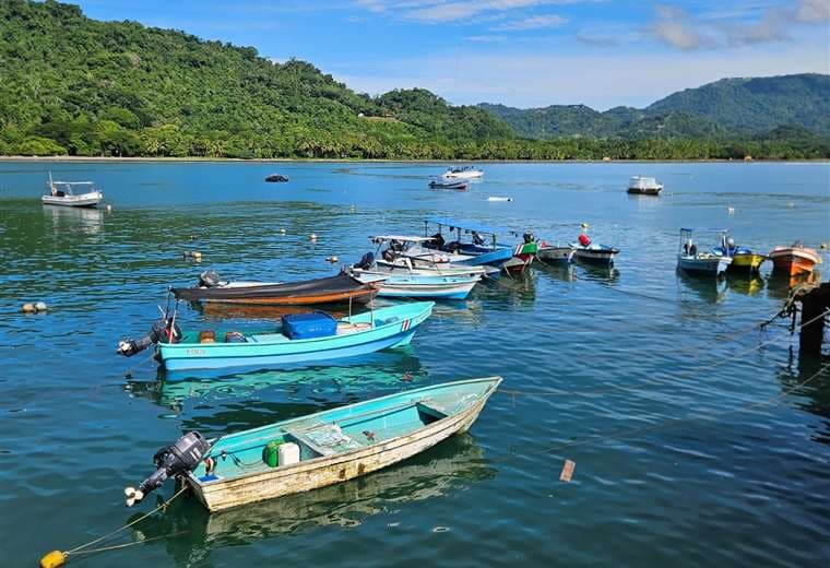 Laura Fernández decreta pagos de compensación para pescadores sujetos a veda