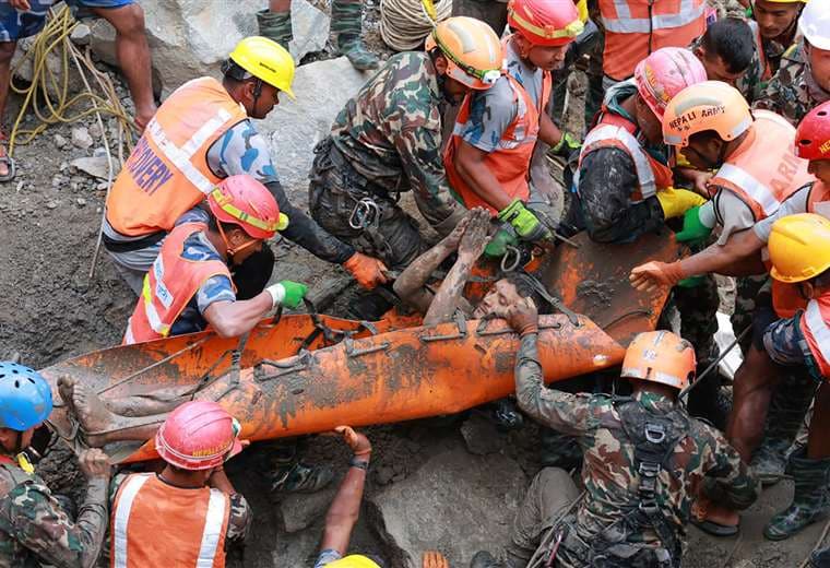 Rescatan vivos a dos trabajadores atrapados en un túnel tras el deslave en Nepal
