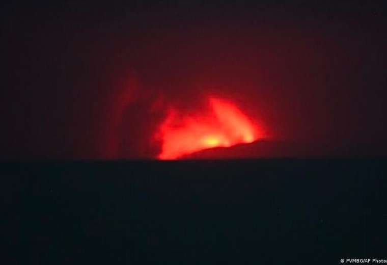 Volcán Krakatoa hace erupción en Indonesia, suspenden vuelos