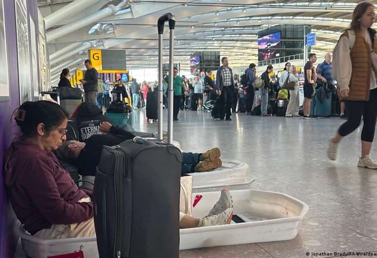 Más de 1.500 vuelos cancelados en Reino Unido tras un fallo en el sistema de control aéreo