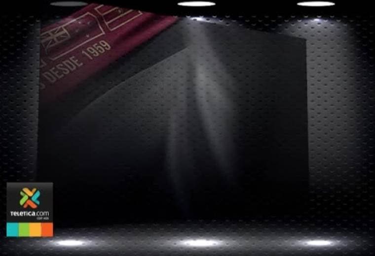 En la nueva camiseta destaca el color negro con detalles en morado.