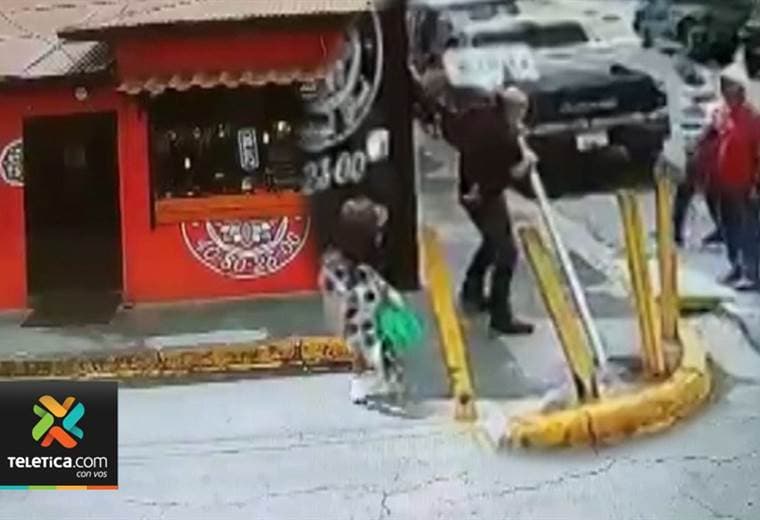 Hombre desató su furia contra una señal vertical en Alajuela