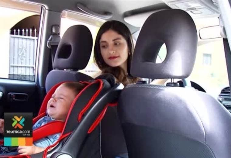 Tránsito detecta cada día tres niños que viajan sin silla de seguridad