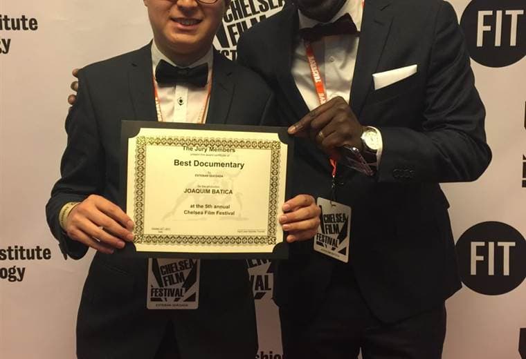 Esteban Quesada (izq.) junto a Joaquim Batica en la ceremonia del Chelsea Film Festival.|Esteban Quesada para Teletica