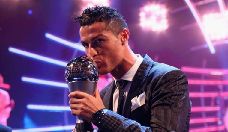 Cristiano Ronaldo recibió su segundo premio The Best por segunda ocasión consecutiva.