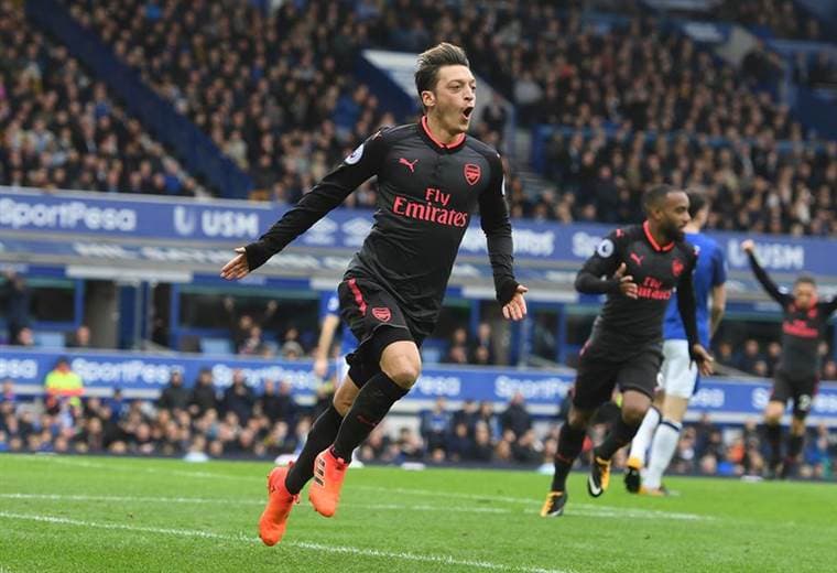 Mesut Özil, volante alemán del equipo del Arsenal.