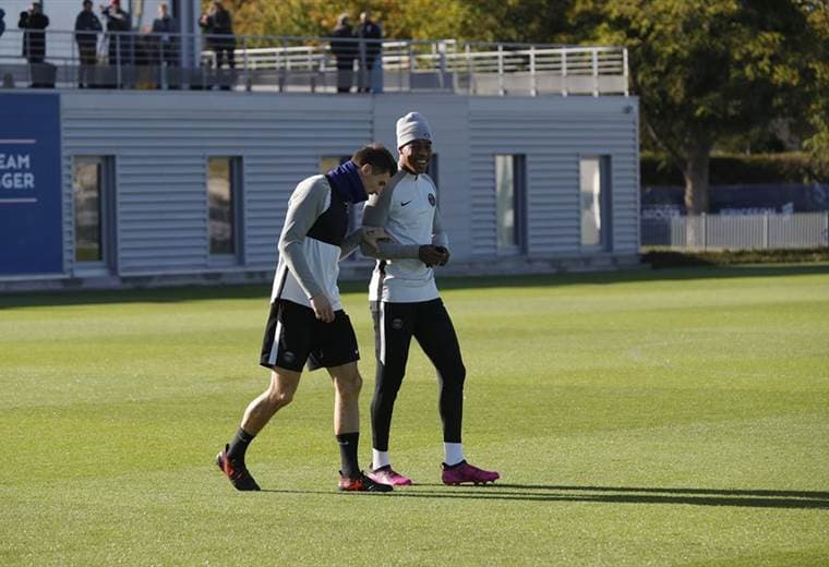 Jugadores del PSG se preparan para una nueva jornada de Champions.
