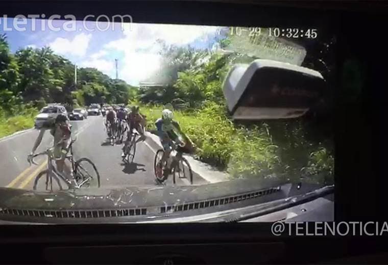 Video muestra accidente entre carro y ciclistas en Guanacaste